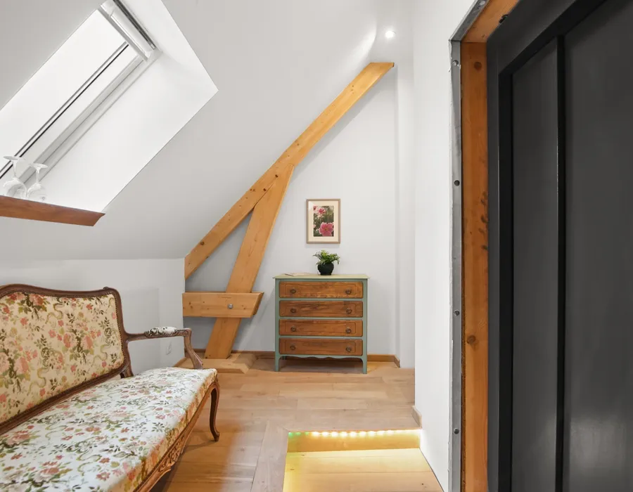 Couloir des chambres de La Rose Pourpre, lumière filtrée, Beaune