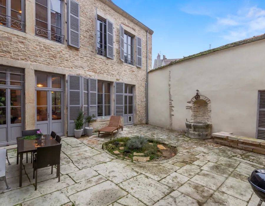 Cour privée de La Chanoinerie, barbecue et hamac, Beaune