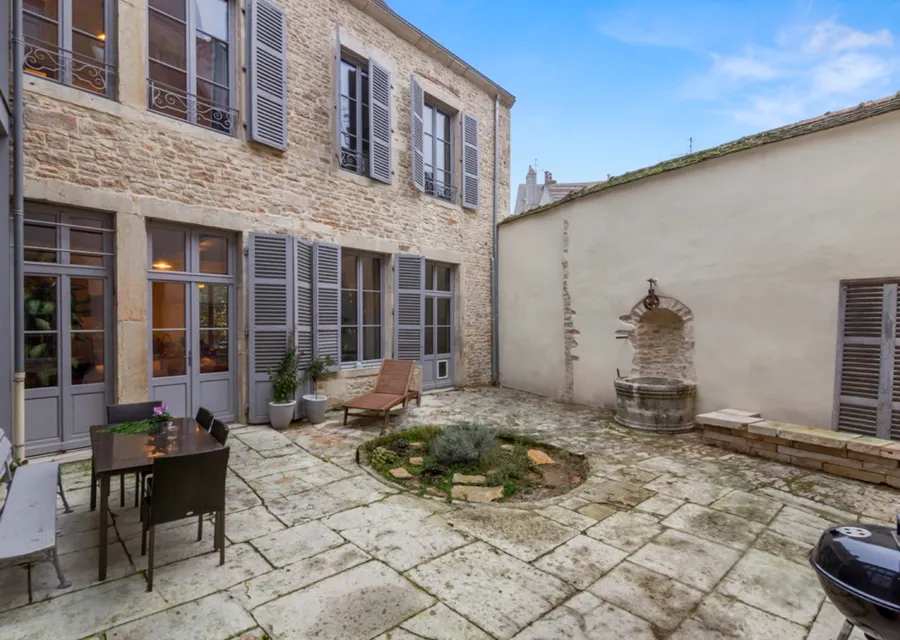 Patio de La Chanoinerie à Beaune — cour privée pour occasions spéciales