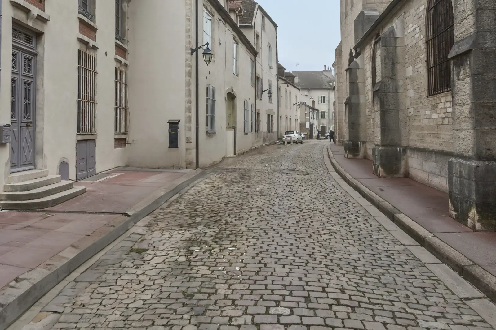 Rue pavée de Beaune avec l'église Notre-Dame