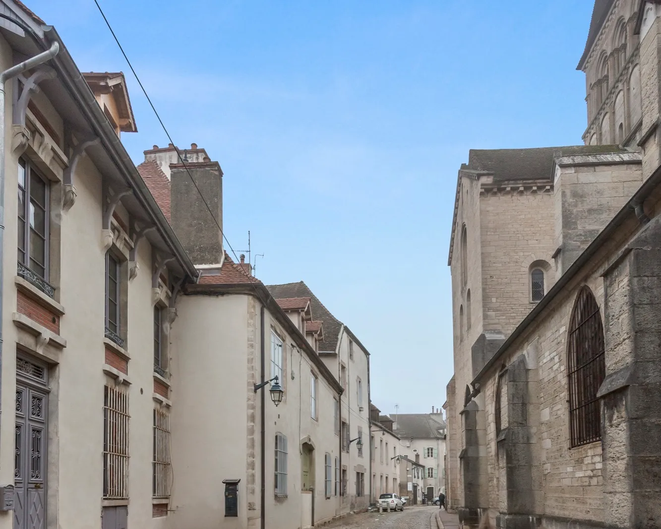 Rue pavée de Beaune avec l'église Notre-Dame