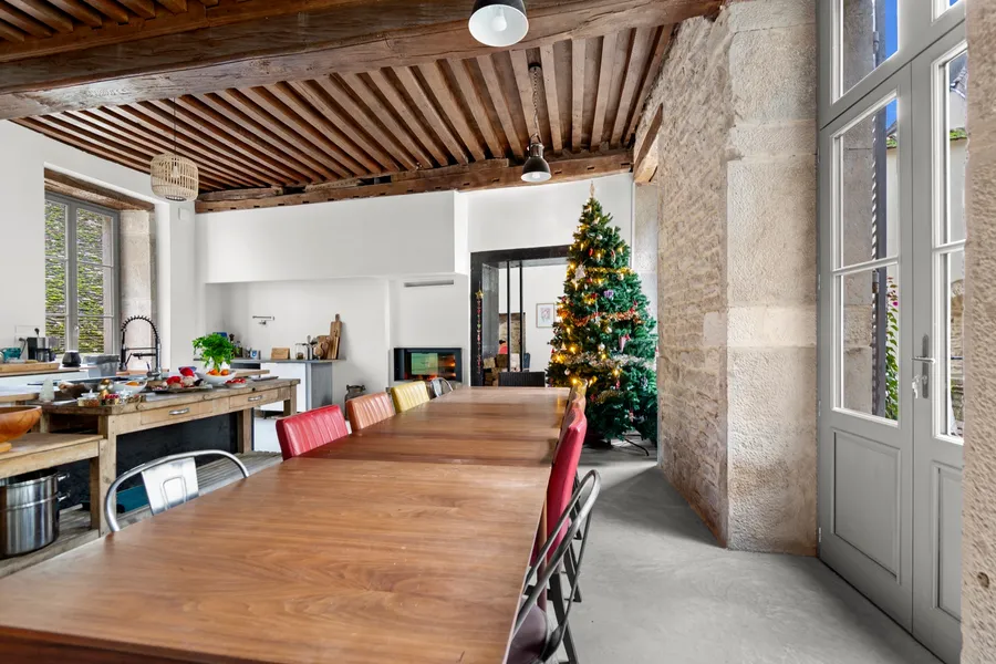 Salle à manger de La Chanoinerie, pierres apparentes et poutres, Beaune