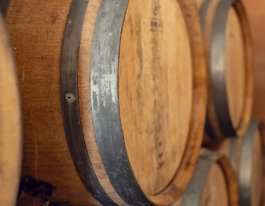 Tonneaux et barriques dans la cave du Domaine d'Aubigny